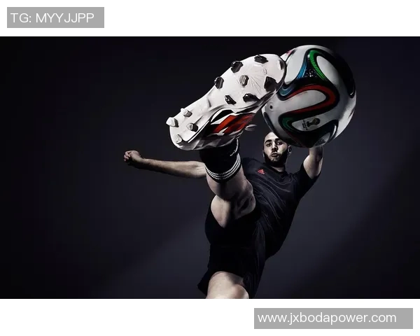 足球明星黑色鞋子魅力展示与时尚搭配解析