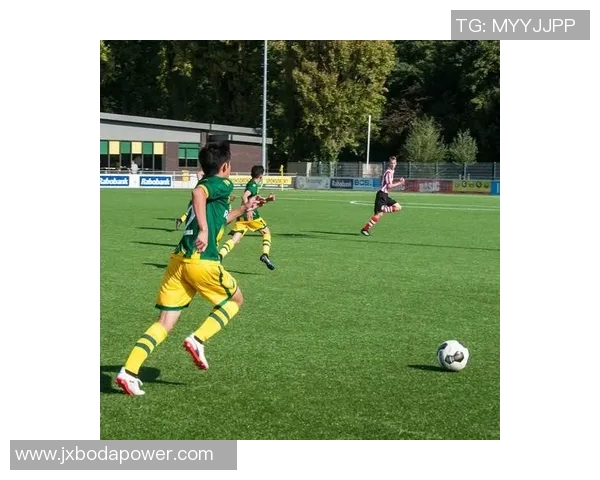 吴彦祖与足球明星的精彩瞬间照片分享，见证运动与魅力的完美结合